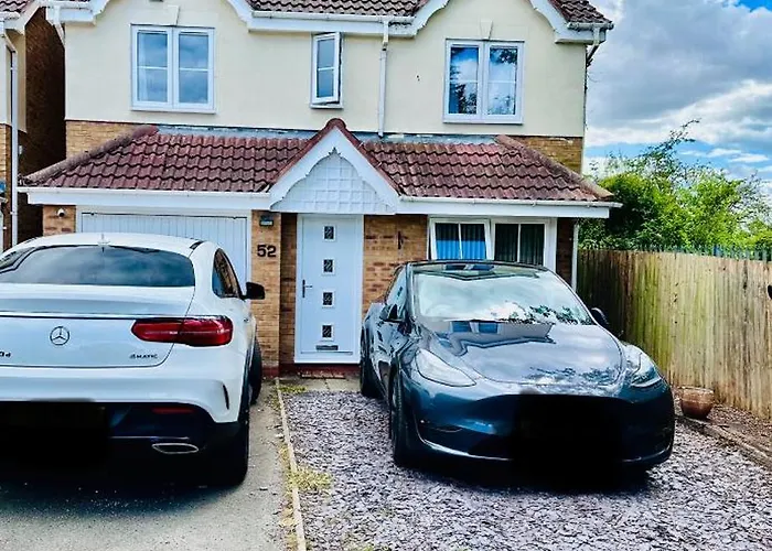 Luxury 4 Bed House In Coventry